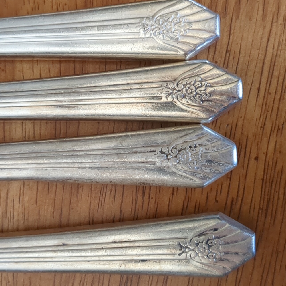 Set of 7 Vintage Butter Knives - Picture 8 of 11